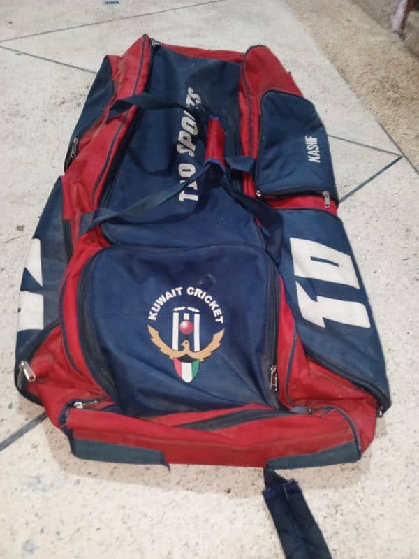 International cricketer kit bag with gloves and helmet 13