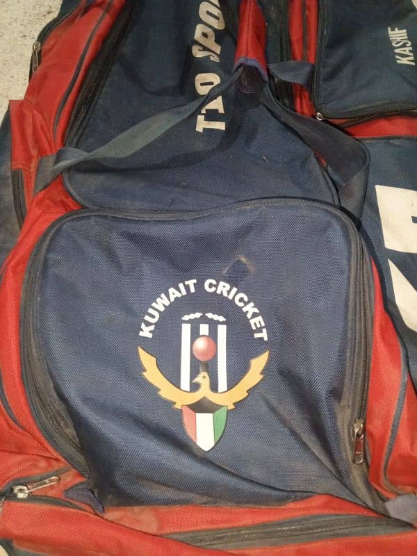 International cricketer kit bag with gloves and helmet 14