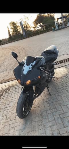 Yamaha R1 Black