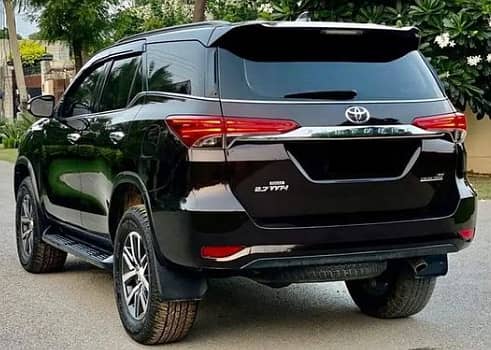 Toyota Fortuner 2017 V 4