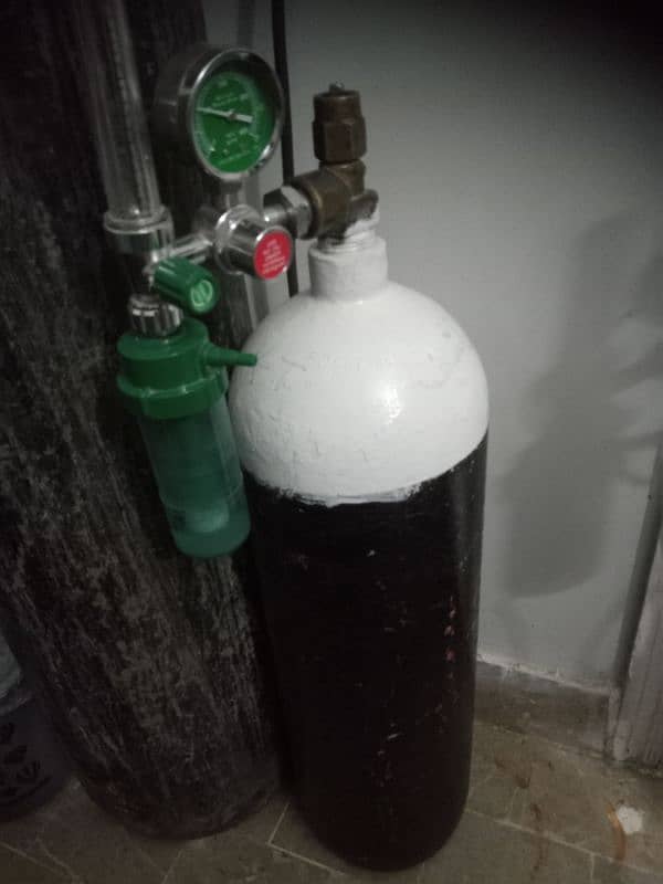 I am selling oxygen cylinder in good condition 2