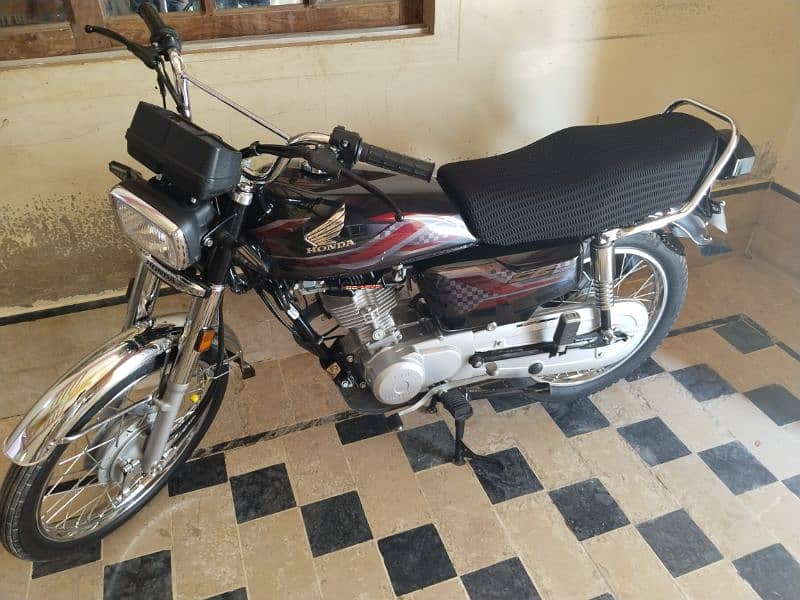 Honda cg125 in black color 6