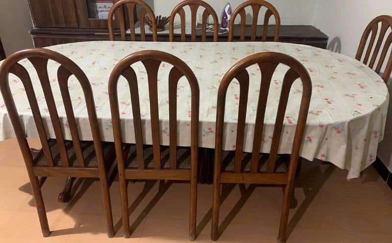 8 seater dining table in good condition 0