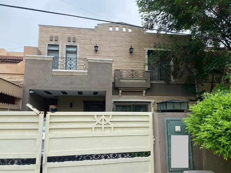 10 marla fully renovated beautiful bungalow for sale in Eden avenue (EXT) lahore 0