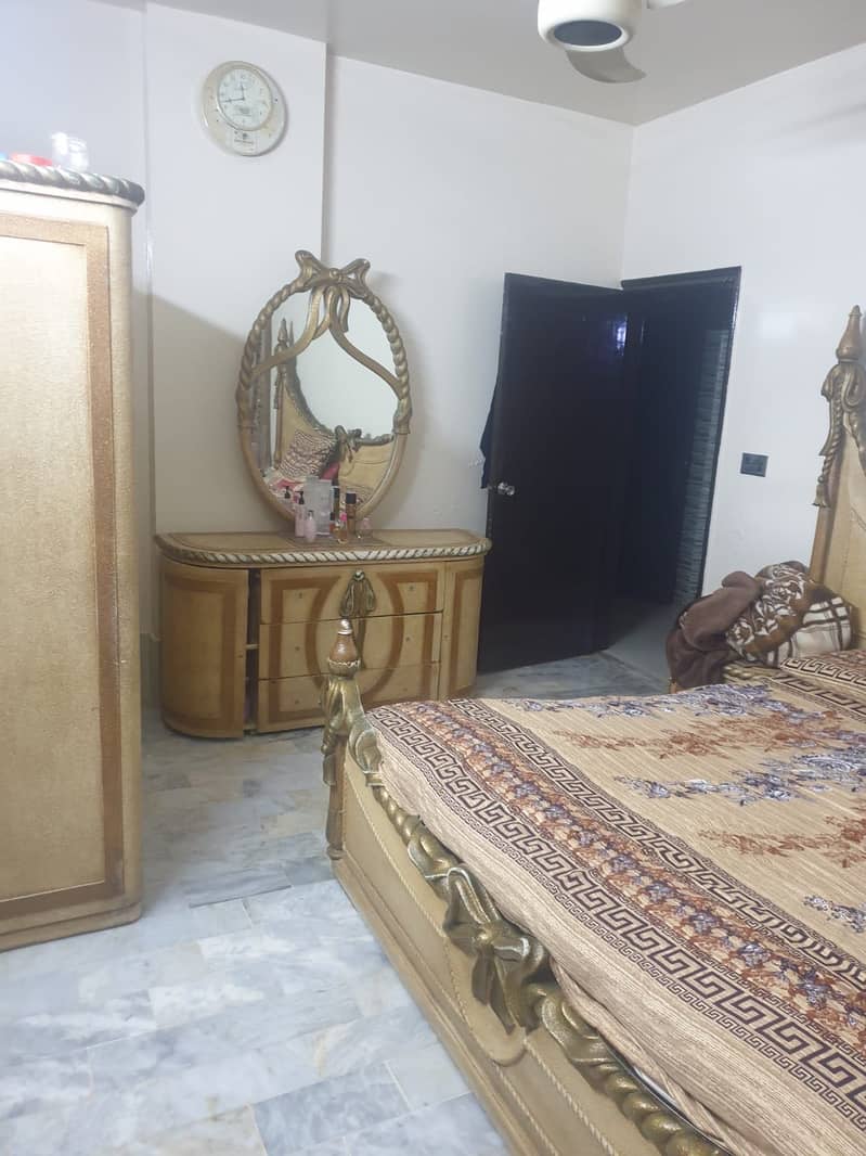 FLAT AVAILABLE FOR SALE (Bahadurabad near crescent roll corner ) 9