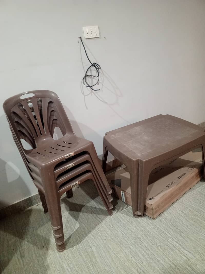 Plastic chairs and 2 table 1