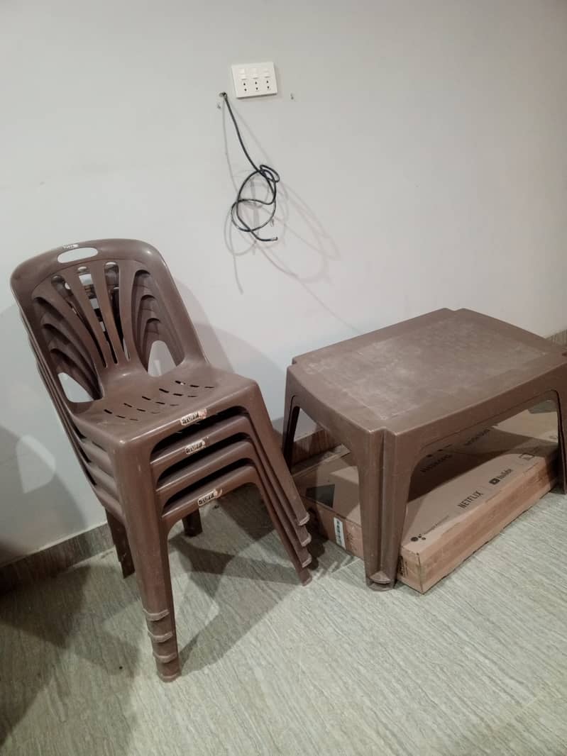 Plastic chairs and 2 table 2