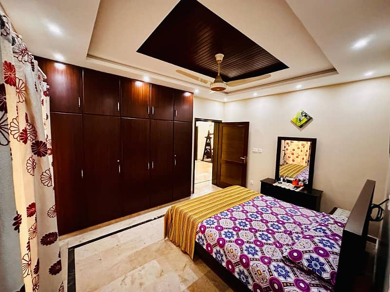 10 Marla Furnished House for Sale in Awais Qarni Block bahria Town, Lahore 1