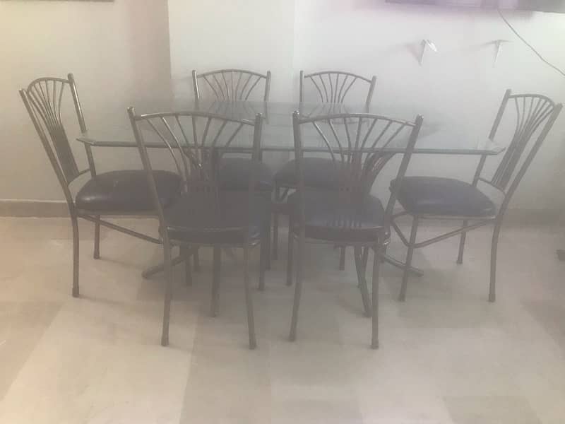 Dining table with six seaters. 0