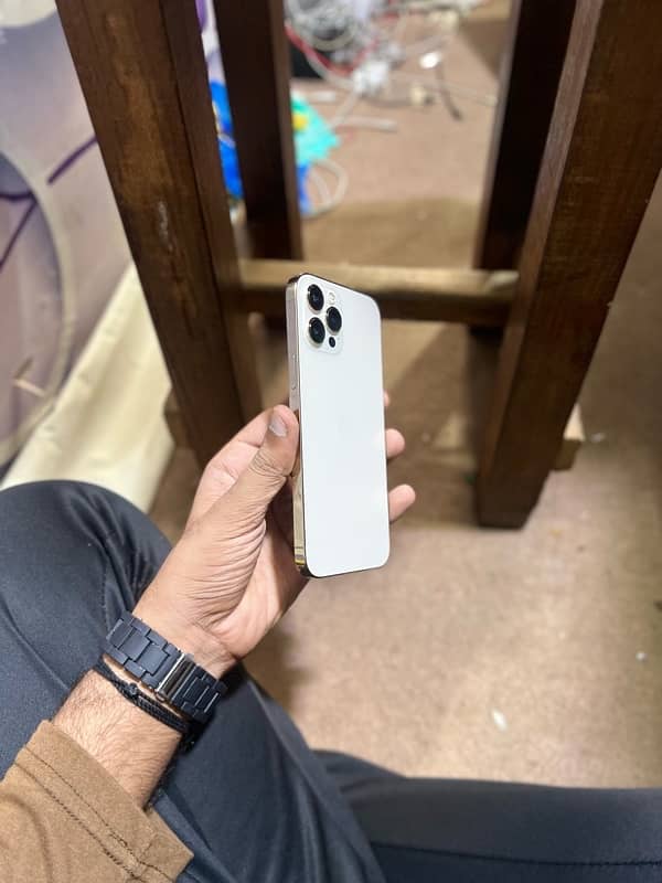 i PHONE 12 PRO MAX NON PTA NON ACTIVE 4  MONTHS SIM TIME 6