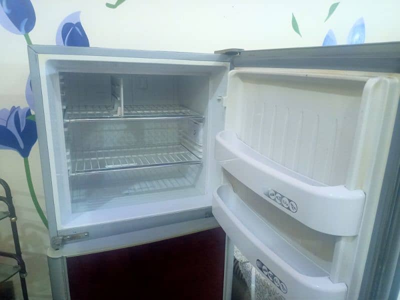 Glass door refrigerator medium 3