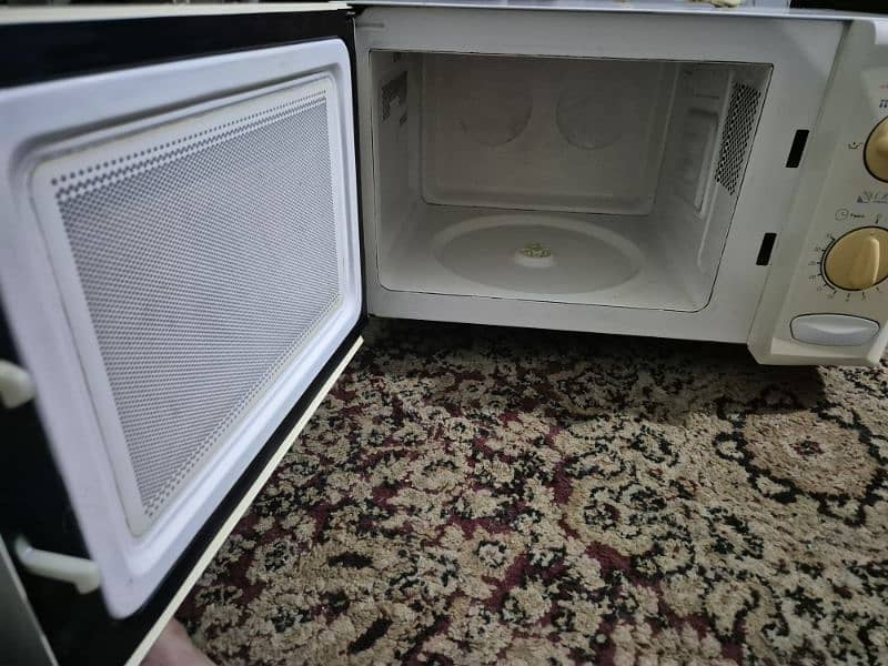 Dawlance microwave oven. In working condition for sale 3