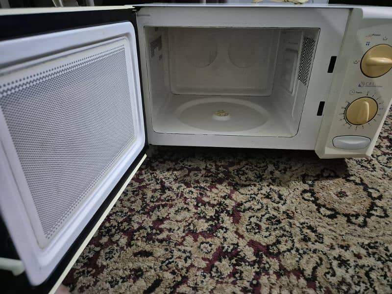 Dawlance microwave oven. In working condition for sale 4