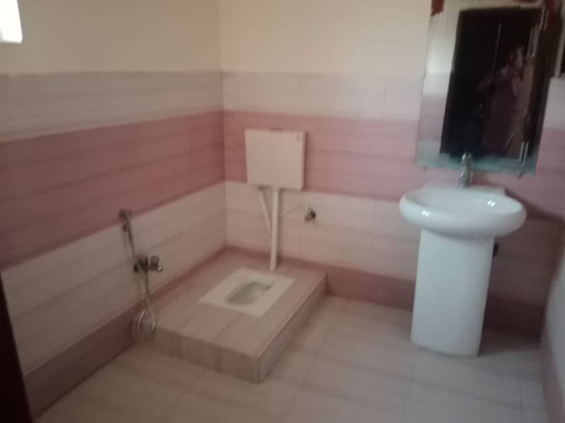 Used 10 Marla House For Sale in Wapda Town phase 1 4