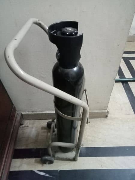 10LITER OXYGEN CYLANDER WITH STAND AND REGULATOR 03414070124 0