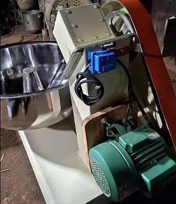 Atta Kneading Machine / Dough Kneading Machine / Besan Mixing Machine 4