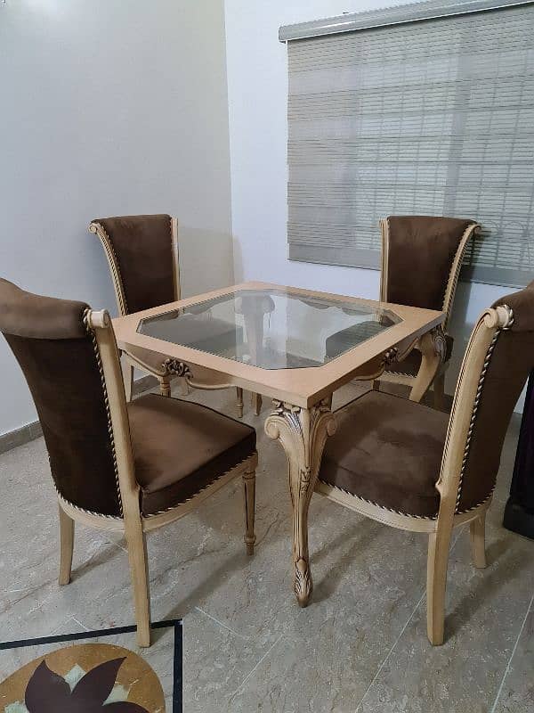 Premium Quality Dining Table – Excellent Condition! 04 Persons 4