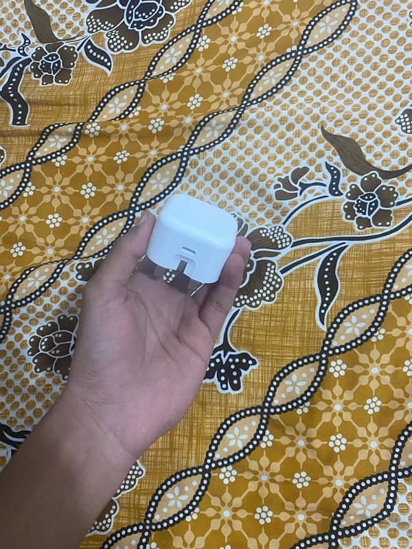 apple  iphone charger 20w 3 pin 1