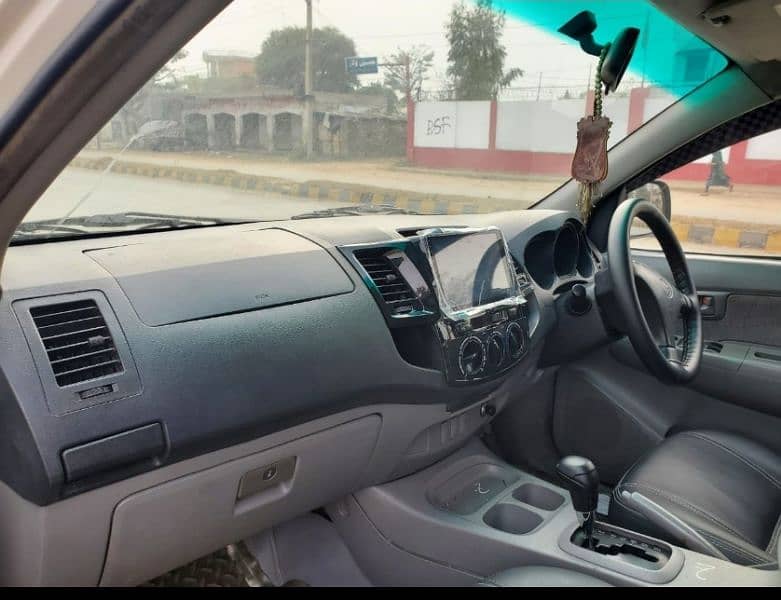 Toyota Hilux 2011 (pakistani) 2