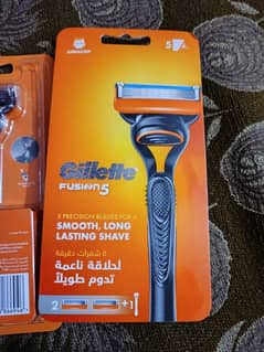 Gillette fusion 5 with 2 carts