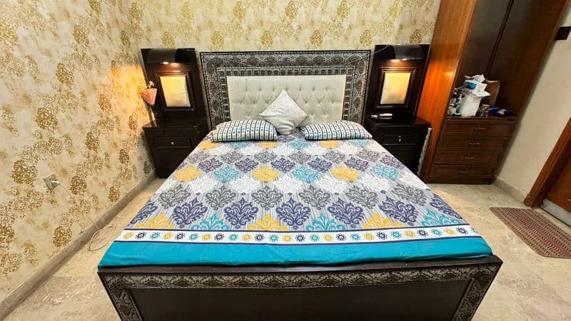 King size Bed with two side tables 0