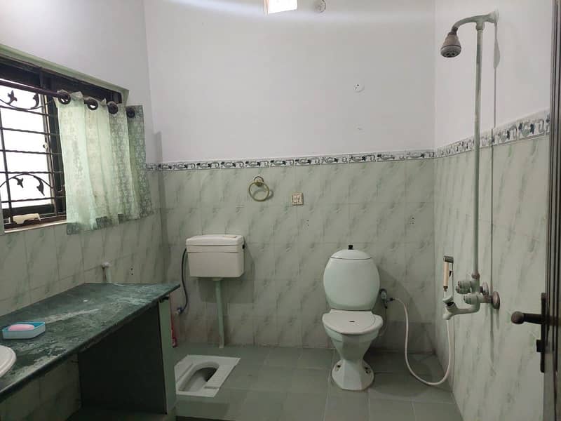 1 kanal lower portion for rent with gas 17