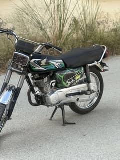 Honda 125 model 2013 condition 10/10 like new book +file available