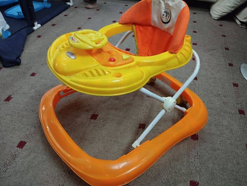 Baby seat (3 levels adjustable) and other baby items 7