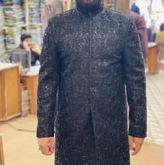 sherwani or iske sath red kulah hai 1 br pehna h srf