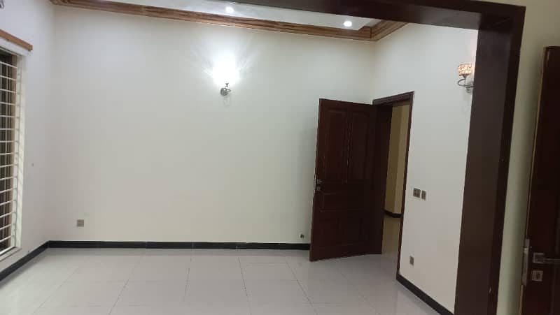 1 KANAL BRAND NEW EXCELLENT LUXURY GOOD CONDITION IDEAL LOCATION HOUSE FOR RENT IN BABAR BLOCK BAHRIA TOWN LAHORE 35