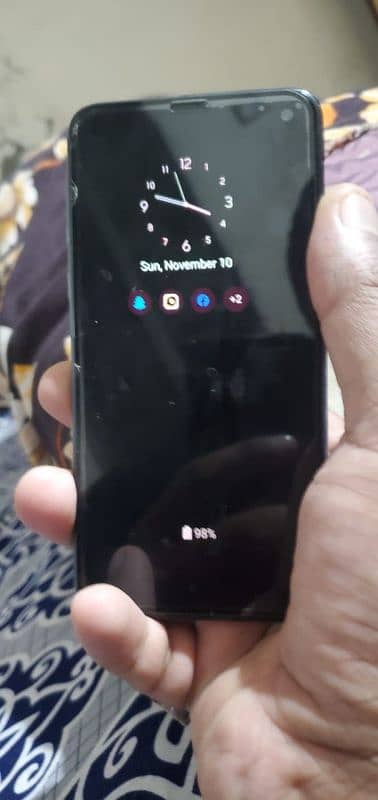 samsung s10e 10.9 non pta ek chota sa dot ha ap dak sakta han 6.128. gp 2