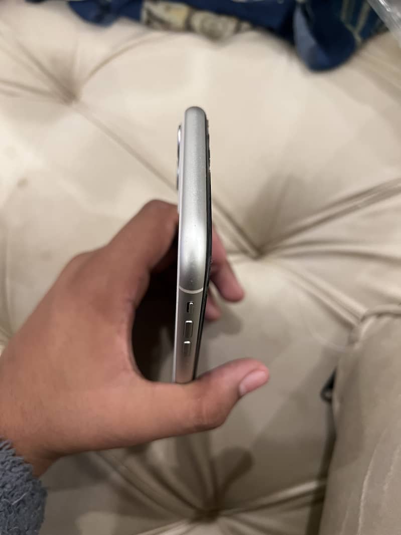 iPhone 11 10/10 condition 2