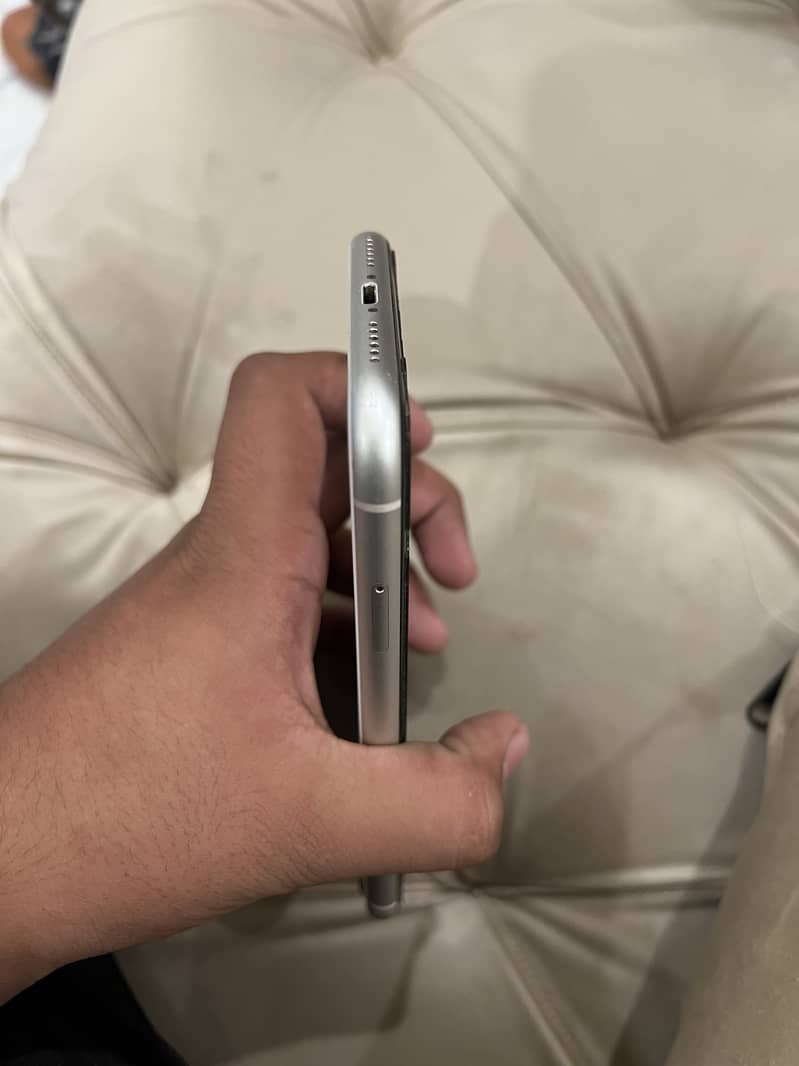 iPhone 11 10/10 condition 4