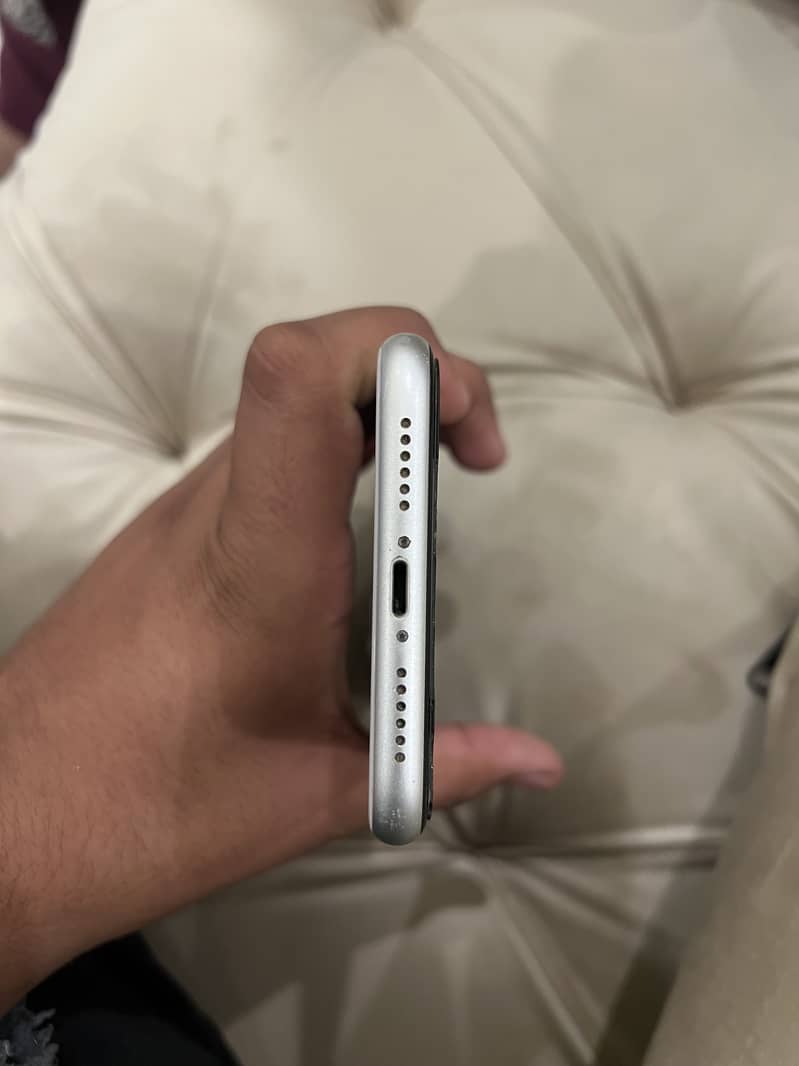 iPhone 11 10/10 condition 5