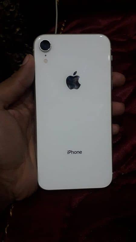 IPhone xr 64gb iCloud laga hua hai hor screen mein linein bhi hai 3