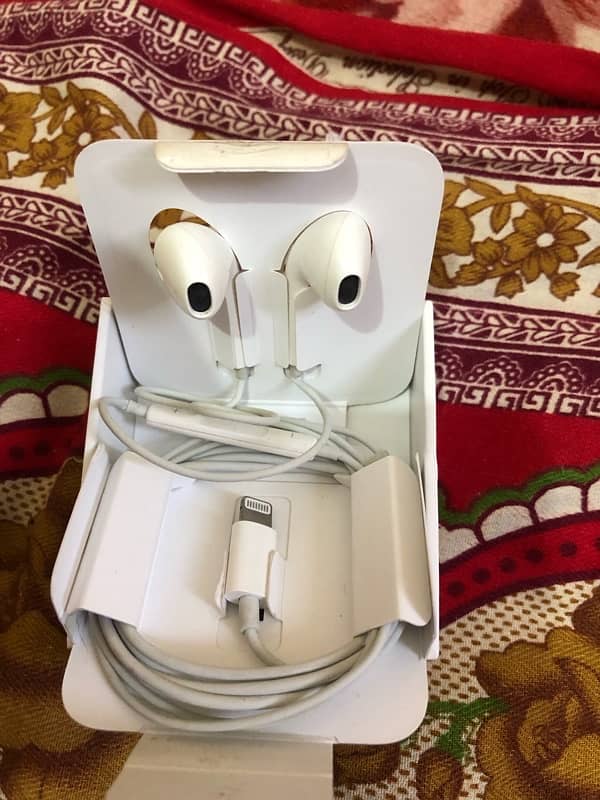 Brand New Apple Earpods with Lightning Connector 1