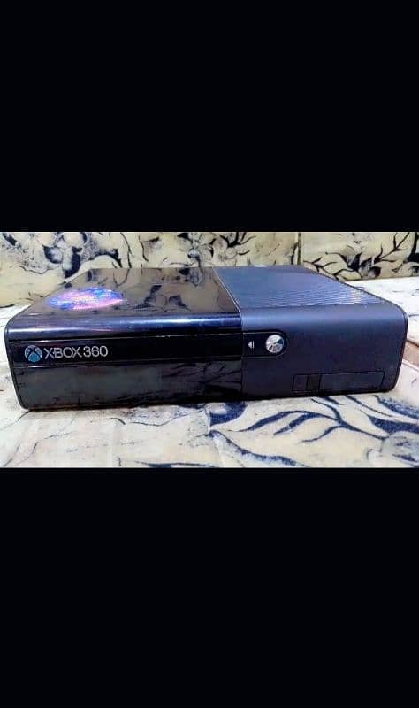 Xbox 360 Super Slim 1