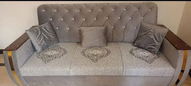 5 seater sofa in 9/10 condition 0