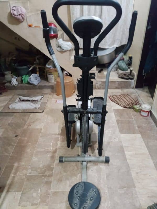 Elliptical exercising machine 4