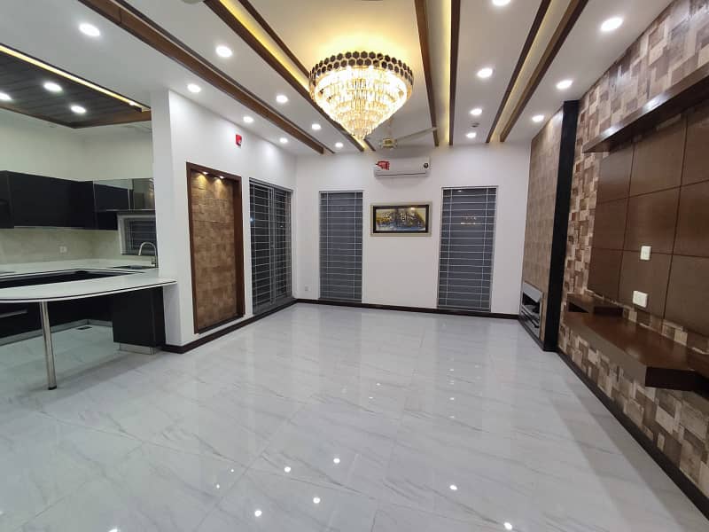 1 Kanal Bungalow Available For Rent In DHA Phase 6 With Super Hot Location. 7