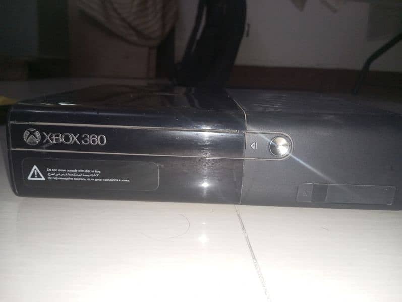 Xbox 360 e , 2 controllers ,not Jtag, negotiable 0