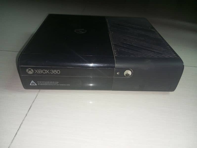 Xbox 360 e , 2 controllers ,not Jtag, negotiable 1