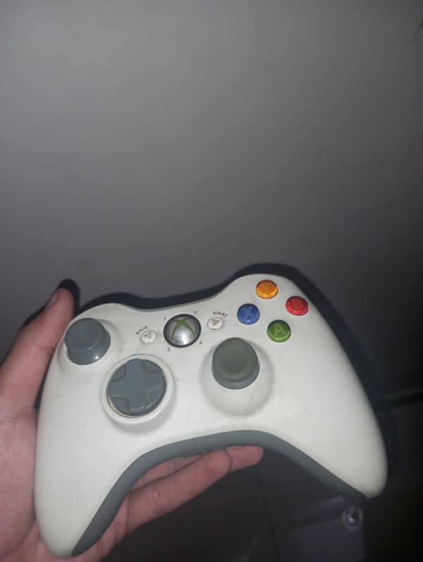 Xbox 360 e , 2 controllers ,not Jtag, negotiable 5