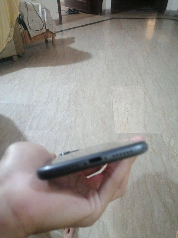 iPhone 11 64gb back crack sim time jv non pta 1