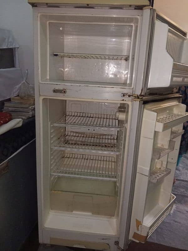 Good condition refrigerator 3