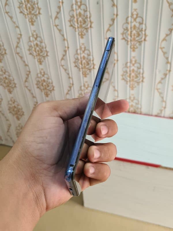 OnePlus 7t Jelly paper lga hai back py phone saaf hai 4