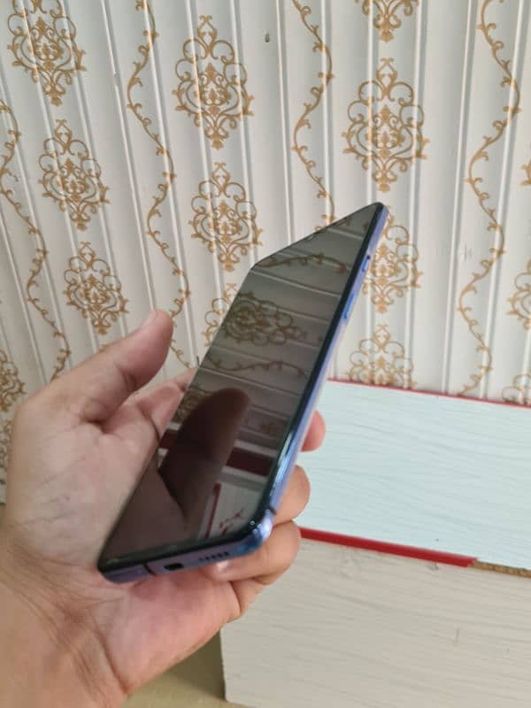 OnePlus 7t Jelly paper lga hai back py phone saaf hai 5