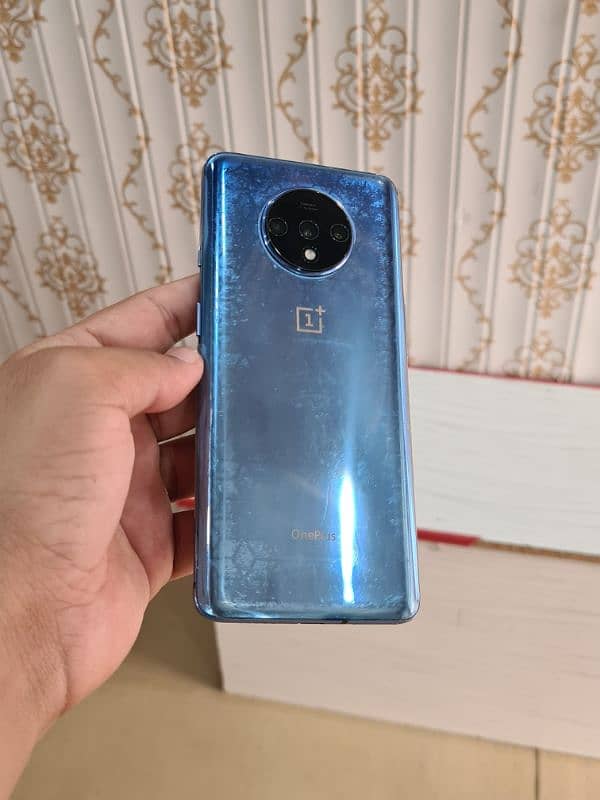 OnePlus 7t Jelly paper lga hai back py phone saaf hai 6