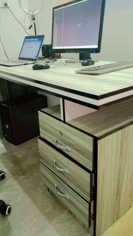 Computer table for sale 0