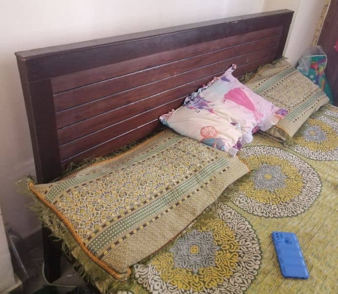 Queen size Bed with Mattress 0